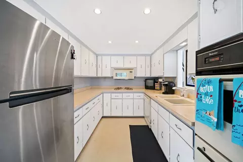 Kitchen - 1515 N River Rd, Mchenry, IL 60051 photo 2 of 4