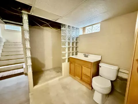 Bath - 418 W Devlin St, Spring Valley, IL 61362 photo 2 of 4