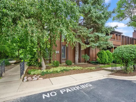 1 S095 Spring Rd #1D, Oakbrook Terrace, IL 60181
