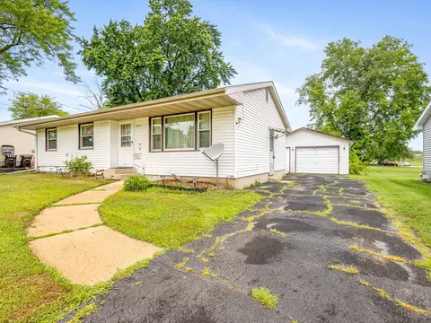 1614 W Laurel St, Freeport, IL 61032