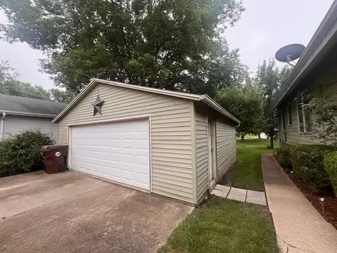 824 E Adams St, Clinton, IL 61727 photo 5