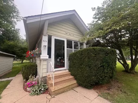 824 E Adams St, Clinton, IL 61727