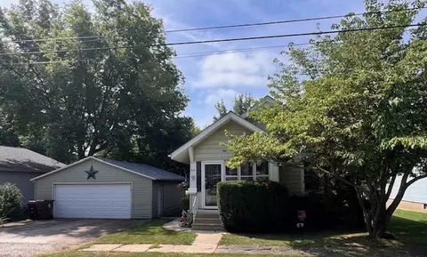 824 E Adams St, Clinton, IL 61727 photo 3