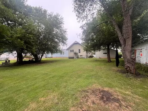 824 E Adams St, Clinton, IL 61727 photo 8