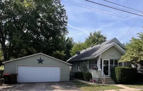 824 E Adams St, Clinton, IL 61727 photo 2
