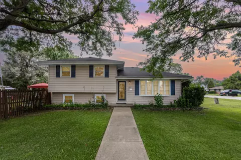 4001 N Lincoln St, Westmont, IL 60559