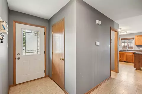Entry Way - 2011 Mountain Rd, Morris, IL 60450 photo 1 of 4