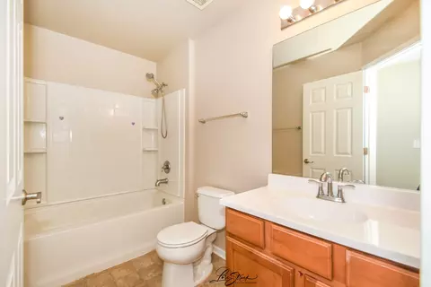 Bath - 814 Daniel Dr, Minooka, IL 60447 photo 2 of 4