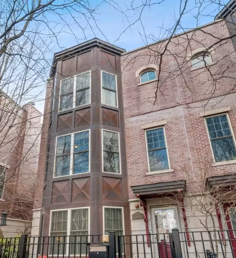3019 W Cornelia Ave, Chicago, IL 60618