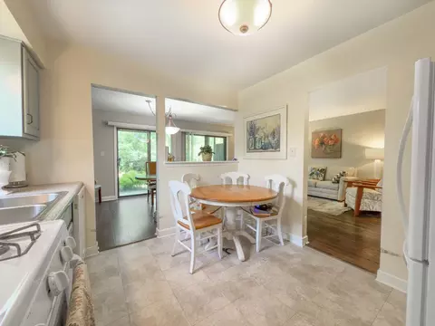 Dining - 258 Brookside Ln #B, Willowbrook, IL 60527 photo 2 of 2