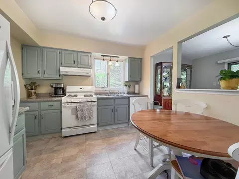 Kitchen - 258 Brookside Ln #B, Willowbrook, IL 60527 photo 1 of 3