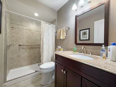 Bath - 258 Brookside Ln #B, Willowbrook, IL 60527 photo 1 of 2