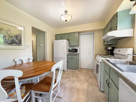 Kitchen - 258 Brookside Ln #B, Willowbrook, IL 60527 photo 3 of 3