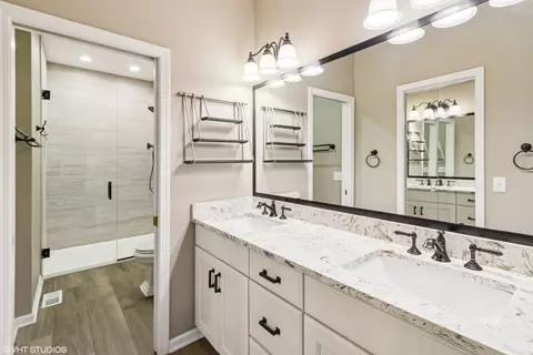 Bath - 2086 Hallmark Ct, Wheaton, IL 60187 photo 1 of 4