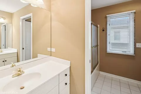 Bath - 2086 Hallmark Ct, Wheaton, IL 60187 photo 4 of 4