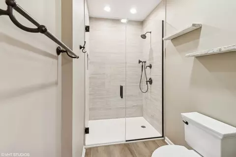 Bath - 2086 Hallmark Ct, Wheaton, IL 60187 photo 2 of 4