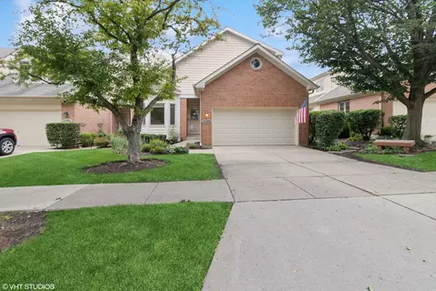2086 Hallmark Ct, Wheaton, IL 60187