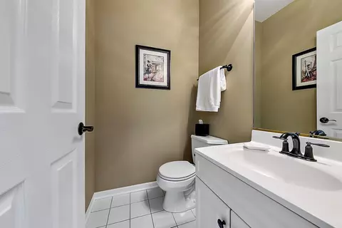 Bath - 2086 Hallmark Ct, Wheaton, IL 60187 photo 3 of 4