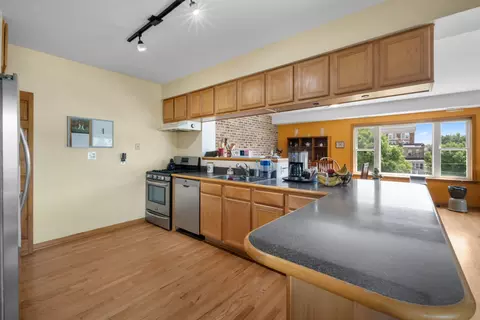 900 E 62nd St #2E, Chicago, IL 60637 photo 4