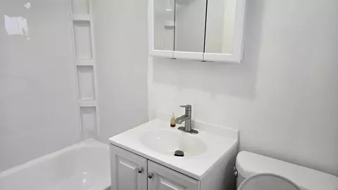 Bath - 511 W 25th Pl, Chicago, IL 60616 photo 2 of 2