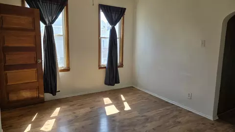 Living - 511 W 25th Pl, Chicago, IL 60616 photo 1 of 5