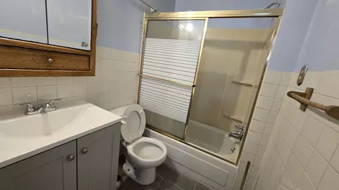 Bath - 511 W 25th Pl, Chicago, IL 60616 photo 1 of 2