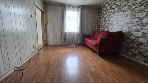 Living - 511 W 25th Pl, Chicago, IL 60616 photo 2 of 5