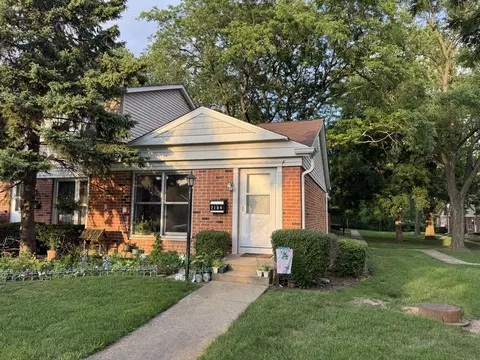 2104 Falmouth Ct, Streamwood, IL 60107