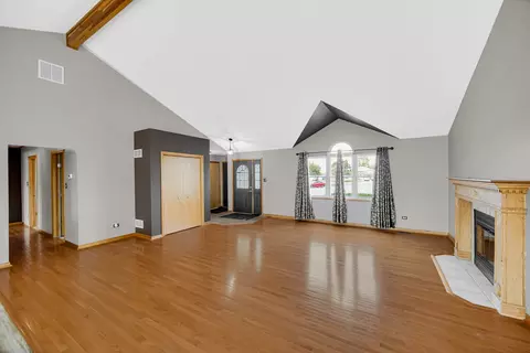 Living - 13 Sunset Ct, Steger, IL 60475 photo 2 of 3