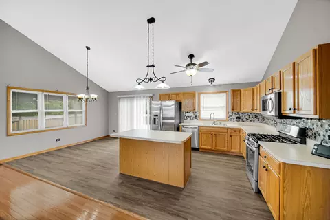 Kitchen - 13 Sunset Ct, Steger, IL 60475 photo 3 of 3