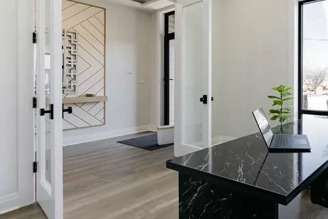 Entry Way - 1906 Lee St, Des Plaines, IL 60018 photo 3 of 10