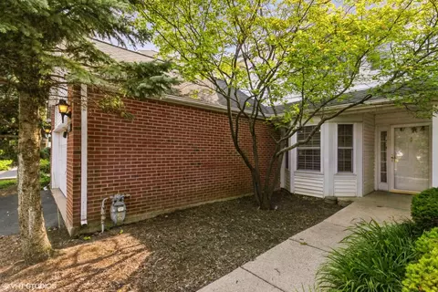 108 Meadowbrook Ln, Lake Bluff, IL 60044