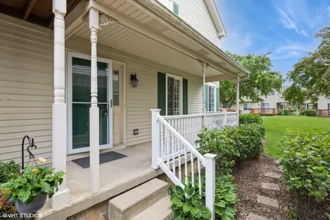 6 W Acorn Ln, Lake In The Hills, IL 60156