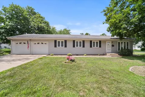 396 N Sherman St, El Paso, IL 61738