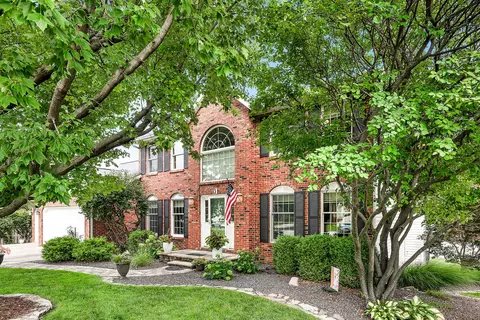 3 Red Stone Ct, Bloomington, IL 61704