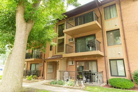7018 W 110 St #8, Worth, IL 60482
