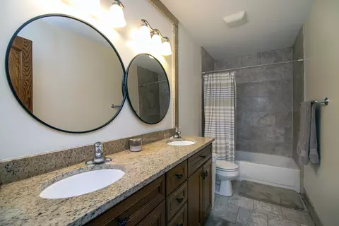 Bath - 2002 Sandstone Trl, Kankakee, IL 60901 photo 2 of 3
