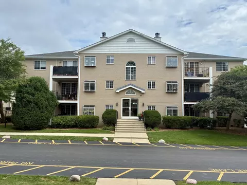 451 Valley Dr #104, Naperville, IL 60563