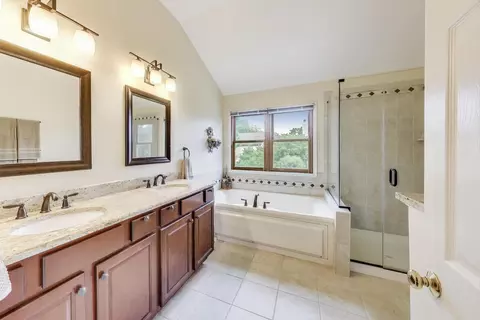 Bath - 1113 Deep Woods Dr, Elgin, IL 60120 photo 2 of 4