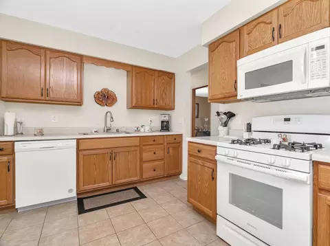 Kitchen - 330 E Janet Dr, Braidwood, IL 60408 photo 3 of 4