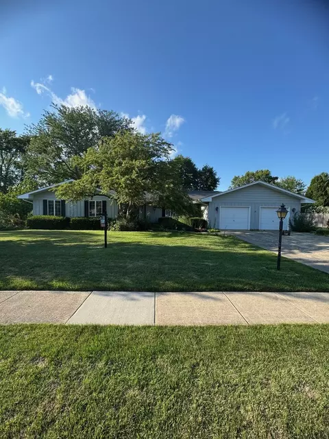 541 E Cloverlane Dr, Sycamore, IL 60178
