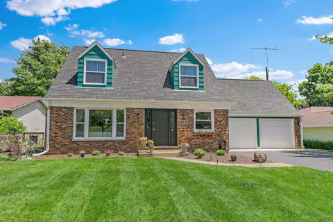 834 Oak St, Woodstock, IL 60098
