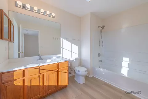 Bath - 756 Lambert Ln, Bartlett, IL 60103 photo 2 of 3