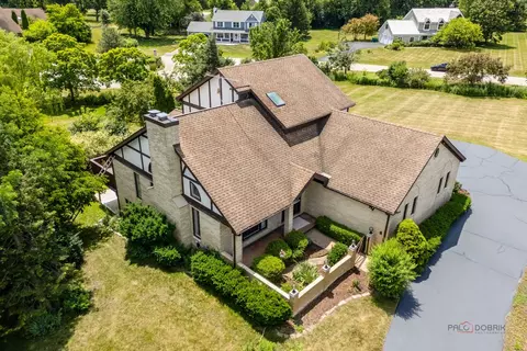 6 Fox Hunt Trl, Hawthorn Woods, IL 60047