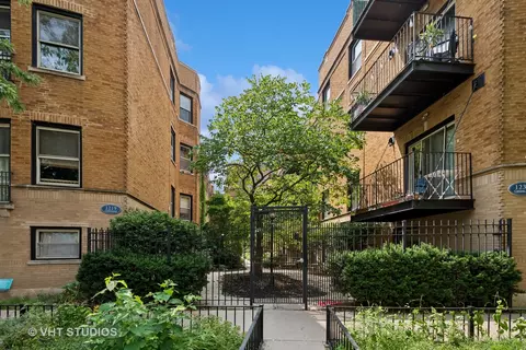 1225 W Greenleaf Ave #2E, Chicago, IL 60626