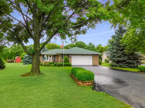 5874 Ada Dr, Roscoe, IL 61073 photo 2