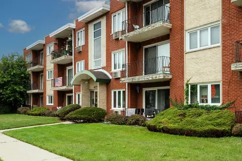 4754 W 101st St #1A, Oak Lawn, IL 60453