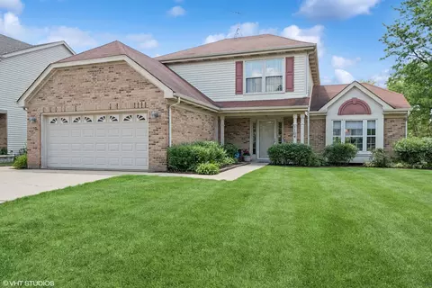 1104 Heritage Dr, Mount Prospect, IL 60056