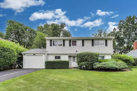 1519 Dartmouth Ln, Deerfield, IL 60015