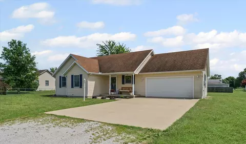 202 Hawks Ln, Broadlands, IL 61816